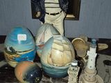 une statue représentant un marin, posée sur une table aux côtés d'autres objets