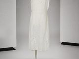 l'image d'une robe blanche sur un mannequin