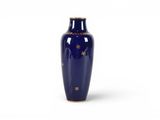vase bleu orné d'un motif doré sur le bord