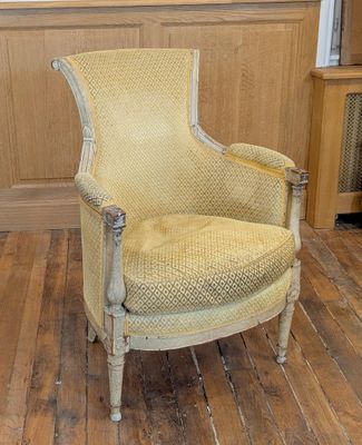 une chaise jaune posée sur un parquet