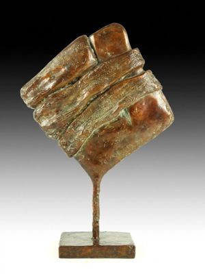une photo d'une sculpture, d'une œuvre d'art posée sur un socle