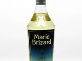 gros plan d'une bouteille de vin sur une surface blanche