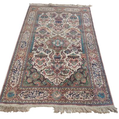 un tapis persan ancien à motifs floraux et franges