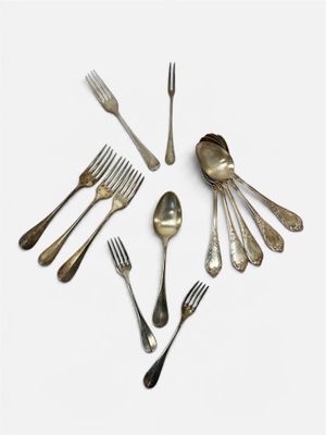 de nombreuses cuillères et fourchettes en argent disposées en forme de cœur