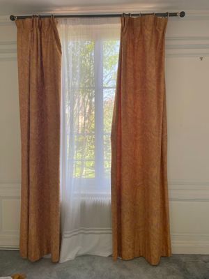 Un lot de trois paire de rideaux en tissus fond jaune décor …
