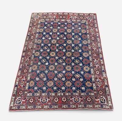 un tapis bleu et rouge à motifs floraux