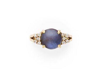 une bague en saphir et diamant