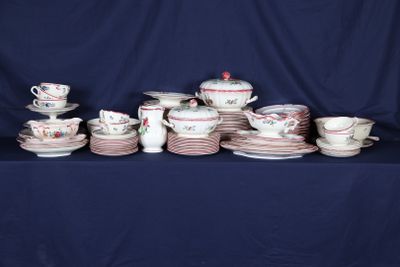 beaucoup de tasses et de soucoupes sur une table