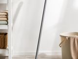 un gros plan d'une serpillière posée sur le sol d'une salle de bains