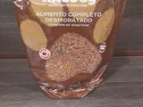 un sac de croquettes posé sur une table
