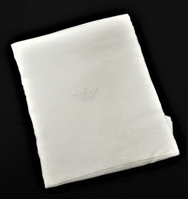 le mouchoir blanc est posé, plié, sur une table noire