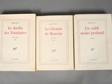 trois livres posés sur une table l'un à côté de l'autre