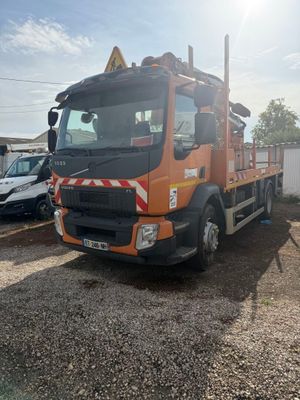 un camion garé sur un parking