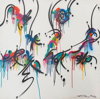 peinture représentant un groupe d'oiseaux, réalisée à la peinture multicolore sur un mur blanc