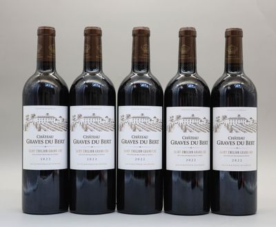 six bouteilles de vin sont alignées dans une rangée