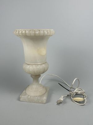 un vase blanc auquel est attaché un cordon