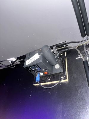 une photo montrant un vidéoprojecteur et quelques câbles posés sur une table