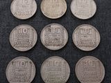 six types de pièces différents sont représentés sur un fond noir