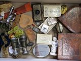 une boîte remplie d'objets assortis qui s'y trouvent