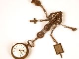 une horloge suspendue à une chaîne et munie d'une clé