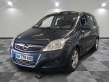 la photo d'une petite voiture bleue garée dans un garage