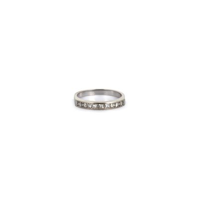 gros plan d'une bague sur fond blanc