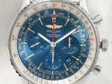 une montre en argent avec un cadran bleu et un bracelet en argent