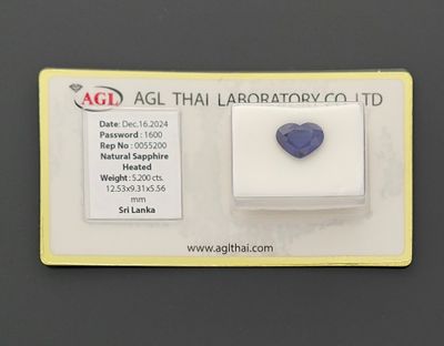 Un saphir sur papier de 5,20 carats.