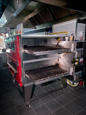 un grand four situé dans une cuisine