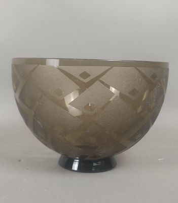 un bol en verre posé sur une table
