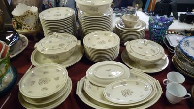 plusieurs assiettes et bols sur une table avec une nappe rouge