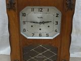 une horloge en bois posée par terre