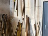 une pièce avec un tas de balais et une porte
