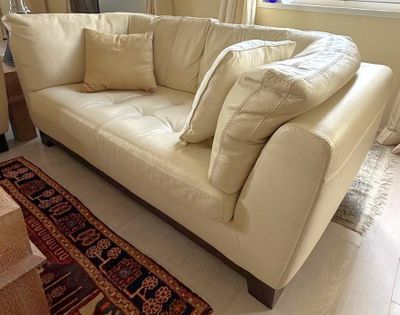 un canapé blanc orné de coussins dans un salon