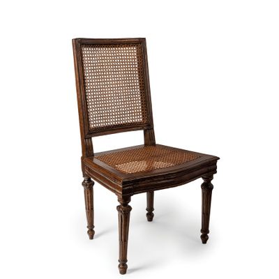 une image représentant une chaise en bois avec un dossier et une assise en rotin