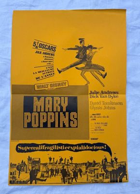 une affiche du film « Mary Poppins », avec elle dans le rôle-titre