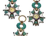 une paire de boucles d'oreilles en or et émail, ornées d'étoiles en émail