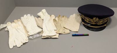 un chapeau, des gants et un marqueur posés sur une table