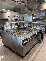 1 bloc cuisson inox CAPIC 241x 198 cm comprenant :