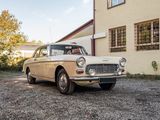 une voiture blanche garée devant un bâtiment