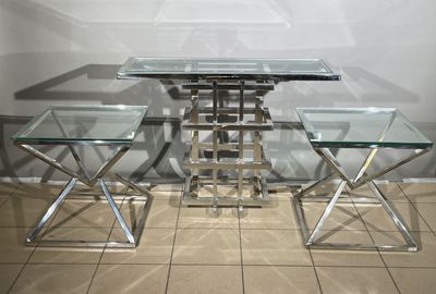une table en verre et deux tabourets dans une pièce
