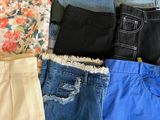 de nombreux modèles de shorts différents étalés par terre