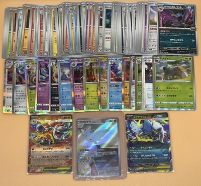 beaucoup de cartes pokemon sur la table