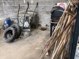 un tas de branches et un tas de pneus dans un garage