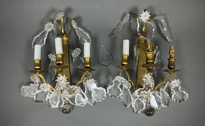 paire d'appliques en laiton et cristal ornées de fleurs et de feuilles