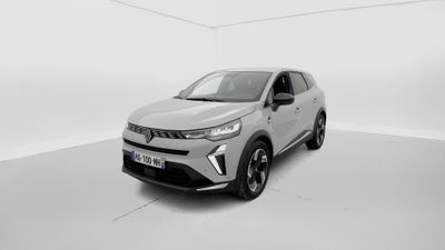 Un SUV blanc est garé dans une pièce blanche