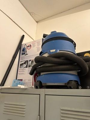 une machine bleue posée sur un meuble
