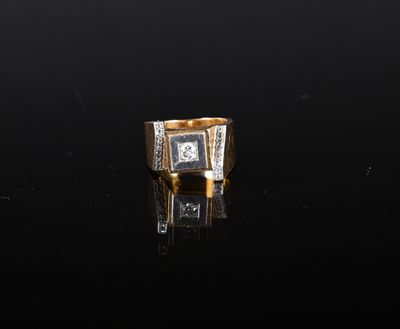 une image représentant une bague en or sertie d'un diamant de forme carrée