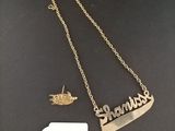 un gros plan sur un collier et une étiquette posés sur une table