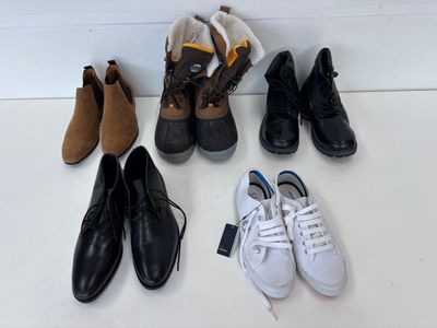 plusieurs paires de chaussures sont alignées les unes à côté des autres